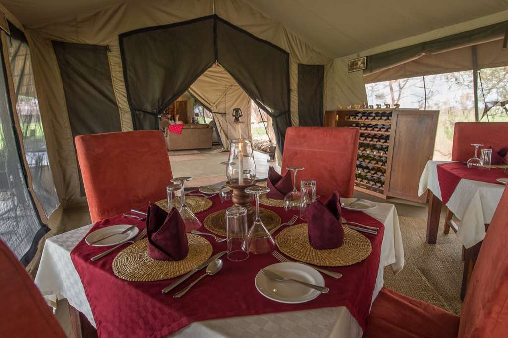 Robanda Karibu Camps And Lodges Sametu Camp Serengeti מסעדה תמונה